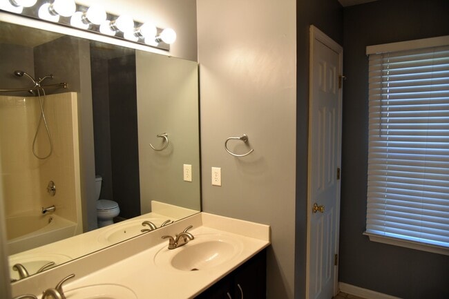 Building Photo - Cozy 4 bedroom home on Hickory Nut!