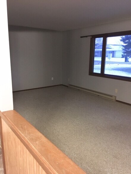 Building Photo - 310 Green Meadow Dr