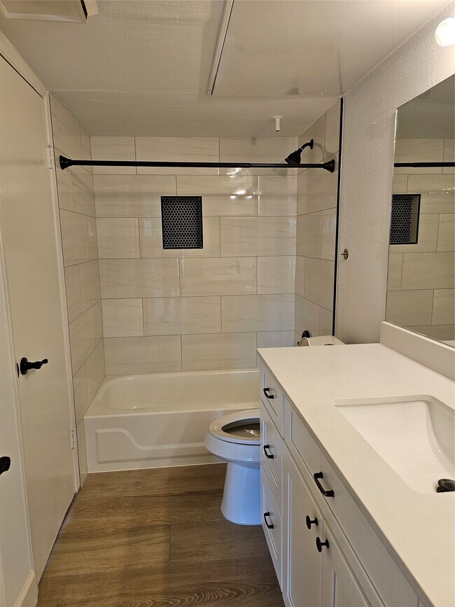 Building Photo - 2626 Holly Hall St