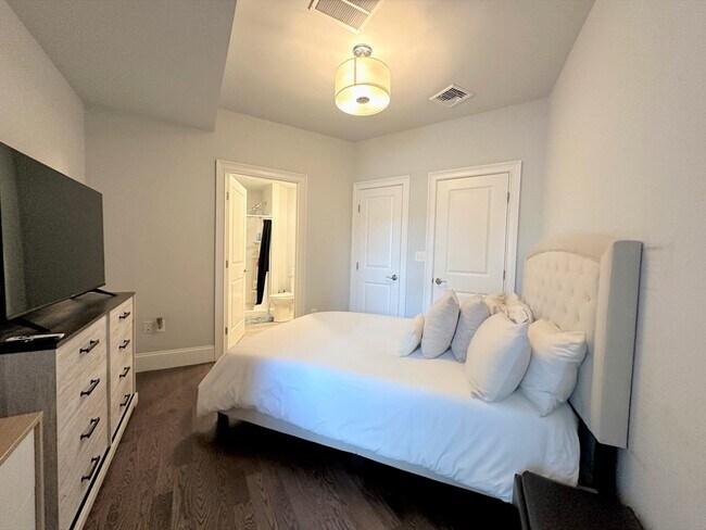 Building Photo - 371 Main St