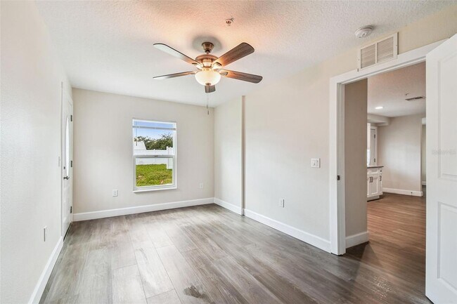 Building Photo - 650 E Tarpon Ave