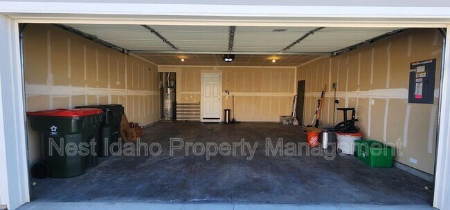 Building Photo - 657 N Manship Ave