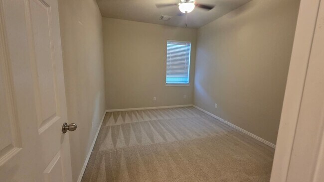 Building Photo - 421 Abbey Ln