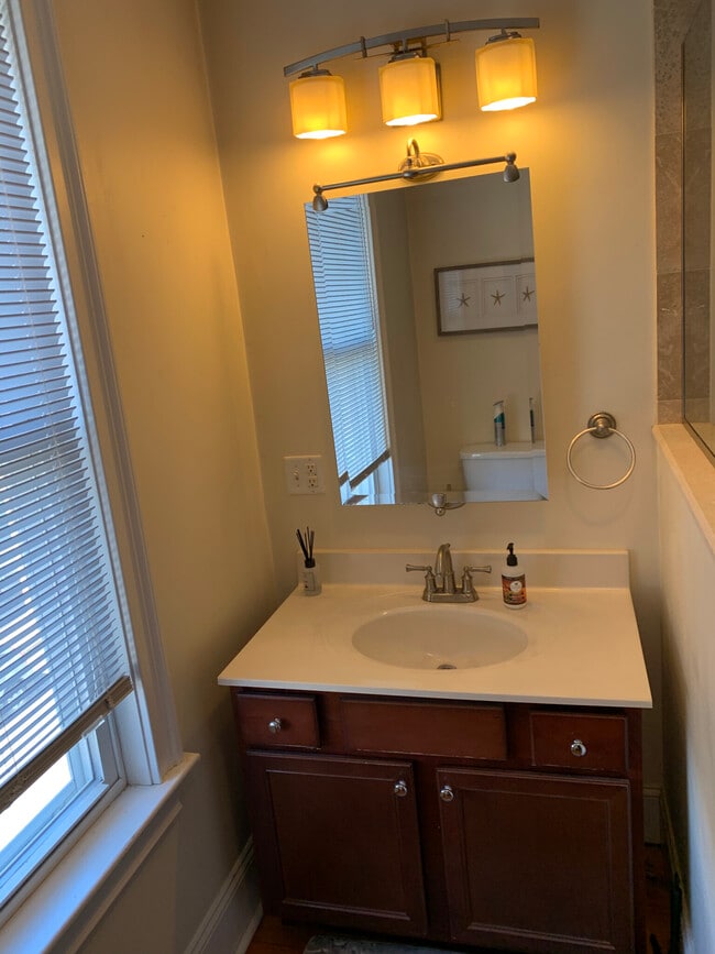 Building Photo - 212 L St