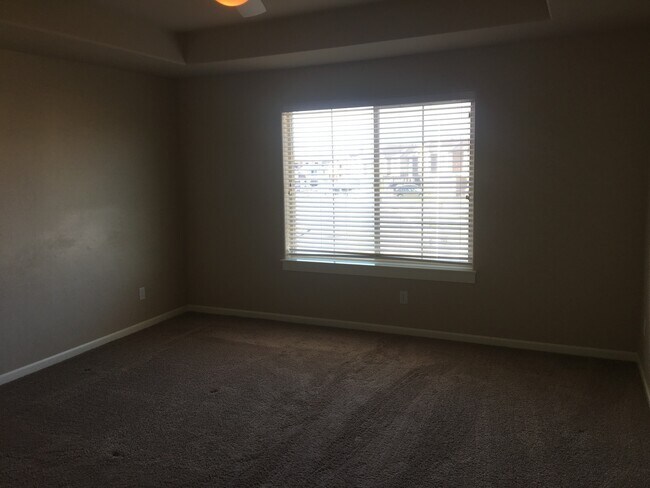 Building Photo - Modern and Spacious Townhome, NE Bend