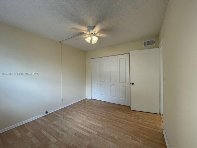 Building Photo - 9431 Live Oak Pl