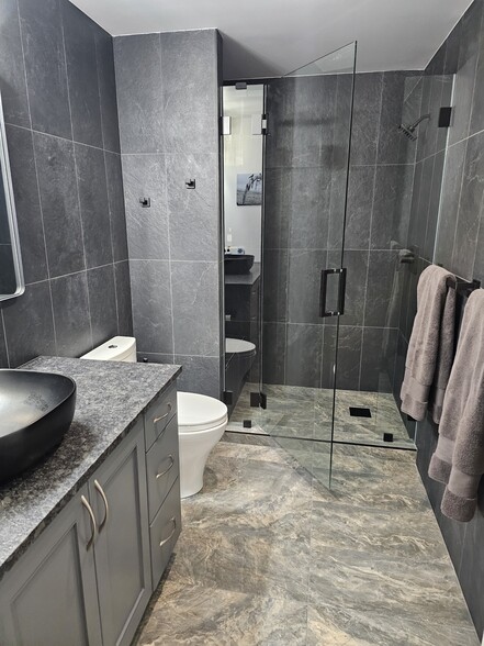 Building Photo - 10610 NE 9th Pl