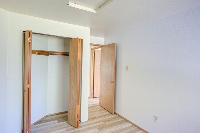 Building Photo - For Lease Edmonds - 900 Sq. Ft Two bed-One/Bath Duplex