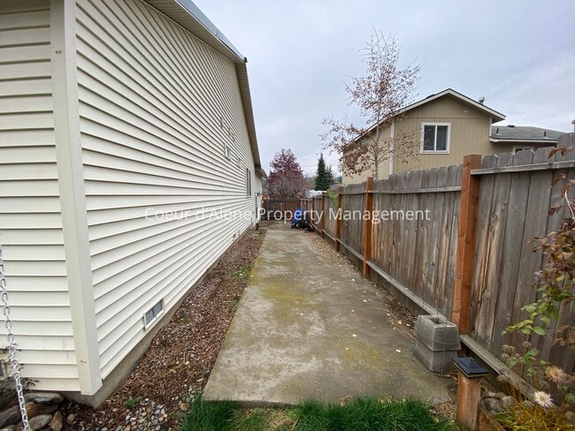 Building Photo - 2 bed, 2 bath house w/ "She-Shed"