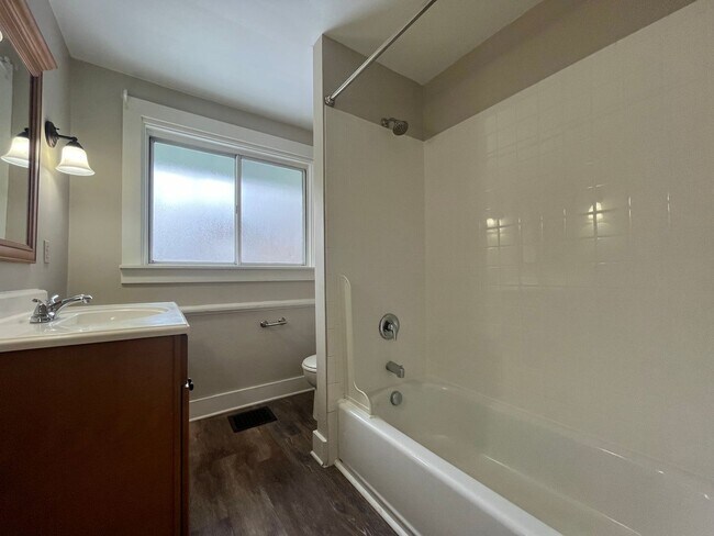 Building Photo - Lovely 2BR Home w/Fenced in Backyard!