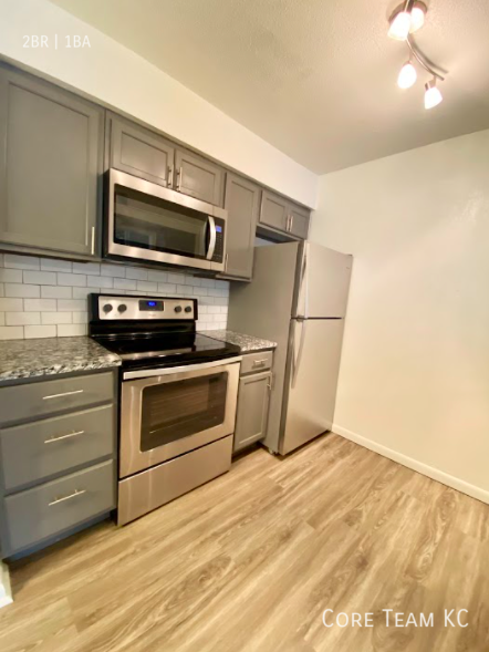 Building Photo - Updated Top Floor 2 Bedroom For Rent in Mi...