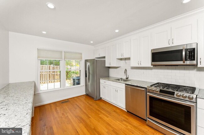 Building Photo - Spacious & Stylish North Shore Cluster Home Near Reston Town Center