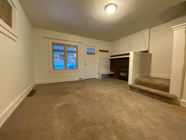 Building Photo - Updated 3 BR Apartment in Fantastic Squirrel Hill Location! CALL TODAY!