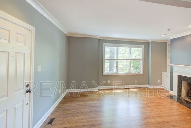 Building Photo - 1229 Llewellyn Ave