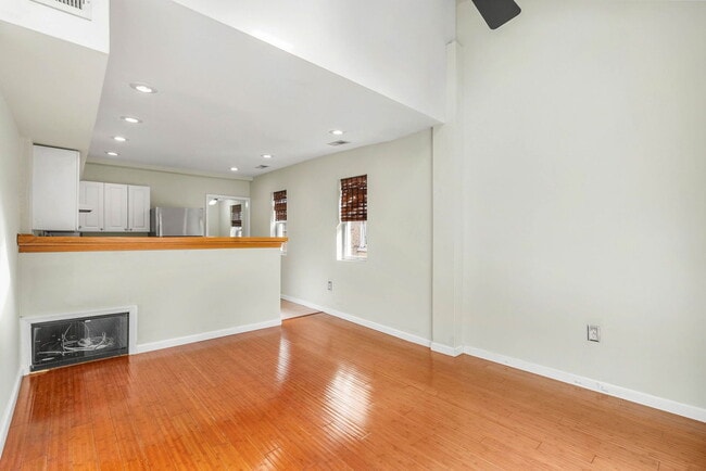 Building Photo - 1528 Bainbridge St