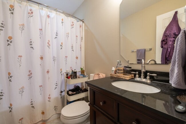 Building Photo - 204 Oak St