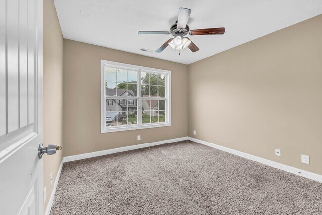 Building Photo - Wonderful 2-story home close to Ft. Campbell
