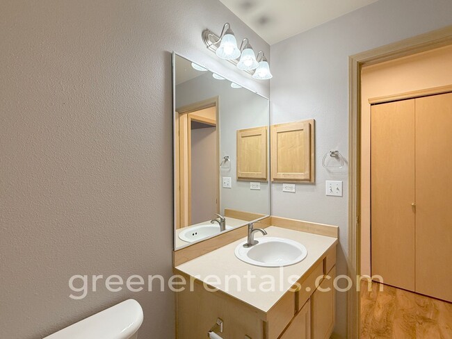 Building Photo - 3BR/2.5BA Townhome in Established Olympia Neighborhood