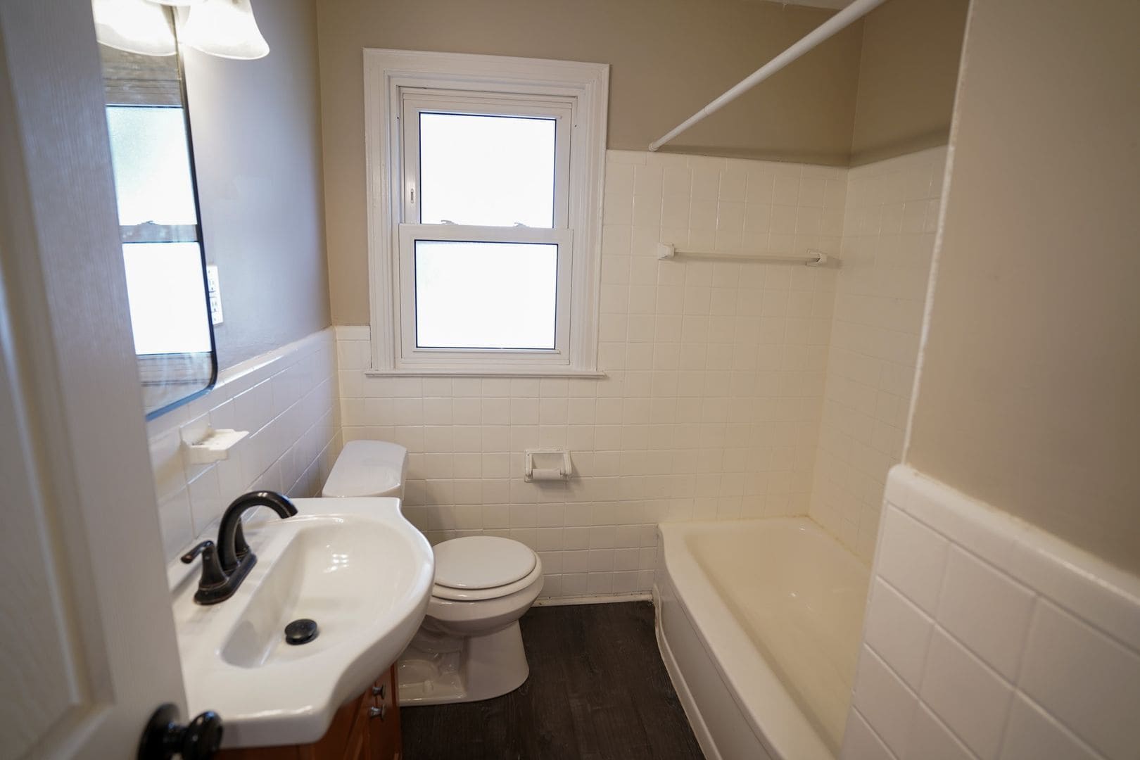 Building Photo - This beautifully updated 3-bedroom, 1-bath single-family home is ready for move-in!