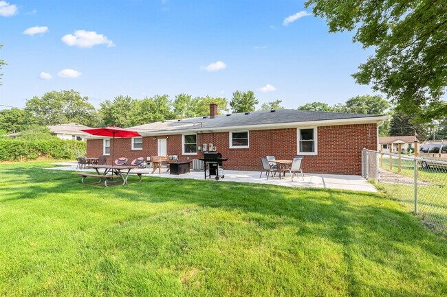 Building Photo - 8254 Mary Ann Ave