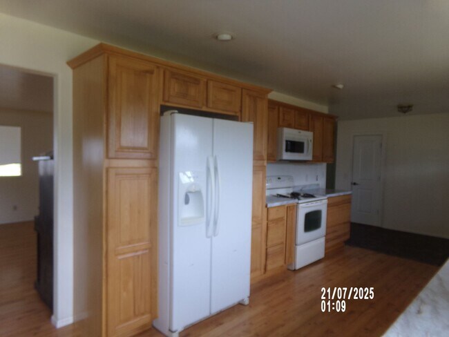 Building Photo - 3bd 2ba with 4 garages