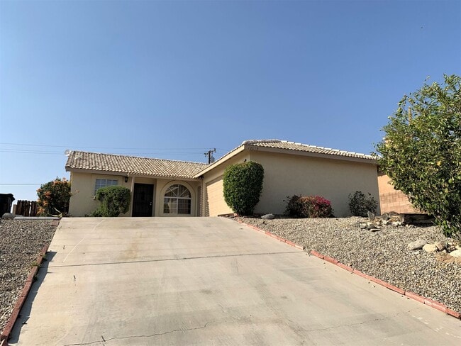 Building Photo - Clean 3 Bedroom 2 Bath