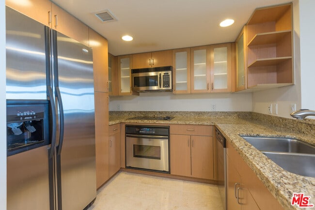 Building Photo - 13700 Marina Pointe Dr