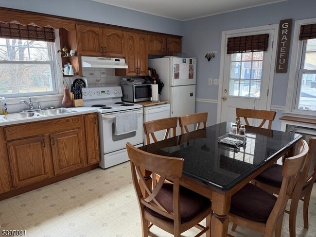 Building Photo - 8 Charles St