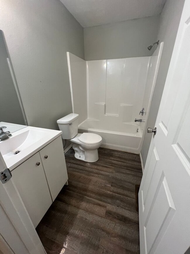Building Photo - 3 Bed 2 Bath House
