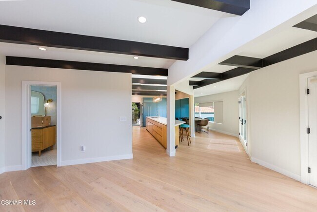 Building Photo - Must see this luxurious short-term, furnished, 3 bedroom + 3 bathroom rental home