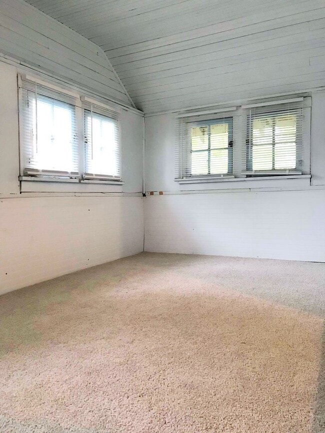 Building Photo - 2 Bedroom 1 Bath Home