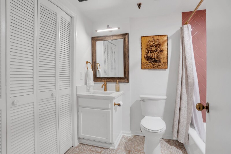 Building Photo - 121 W Hall St