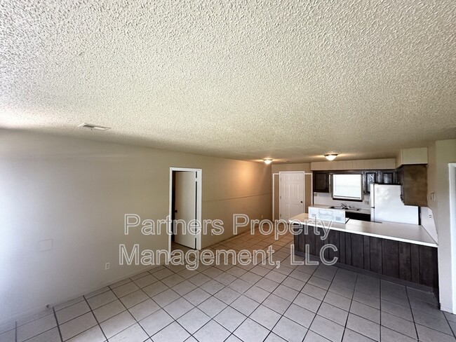Building Photo - 111 N Pine Ave