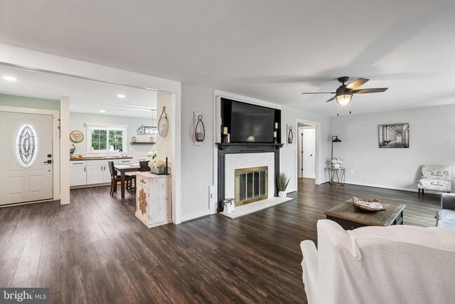 Building Photo - 731 W Country Club Dr