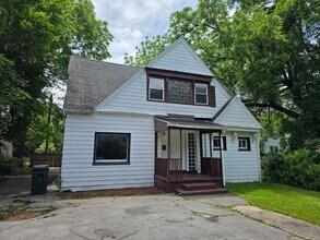 Building Photo - Large Single Family House Available Now 3 to 4 Beds 1.5 Bath over 2000 SQ FT