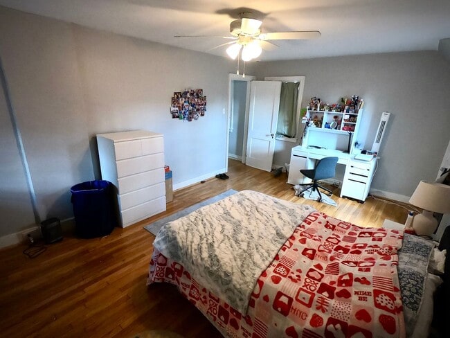 Building Photo - 8/1 Fantastic Location. Fenced Yard. 4 bed 2 bath. Porch. Hardwood. Close to CMU