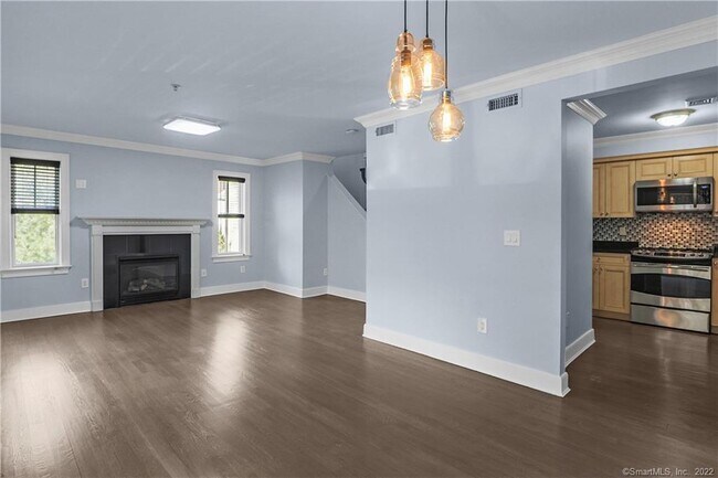 Building Photo - 109 Forest St