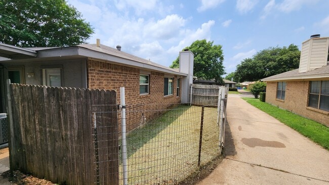 Building Photo - 2519 Lido Ln