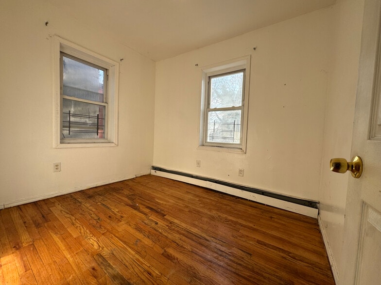 Building Photo - 106-10 Ruscoe St