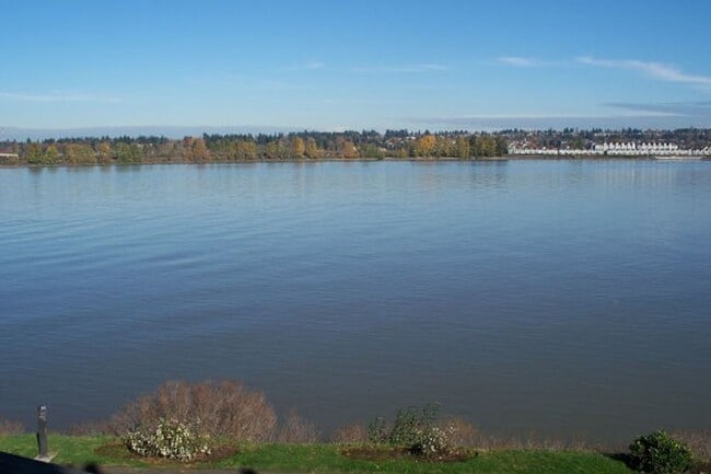 Building Photo - Bright Loft Condo with Stunning Columbia River Views