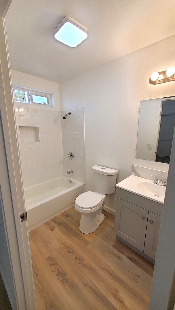 Building Photo - Just remodeled 2 bedrooms and 2 full bathrooms apartment.