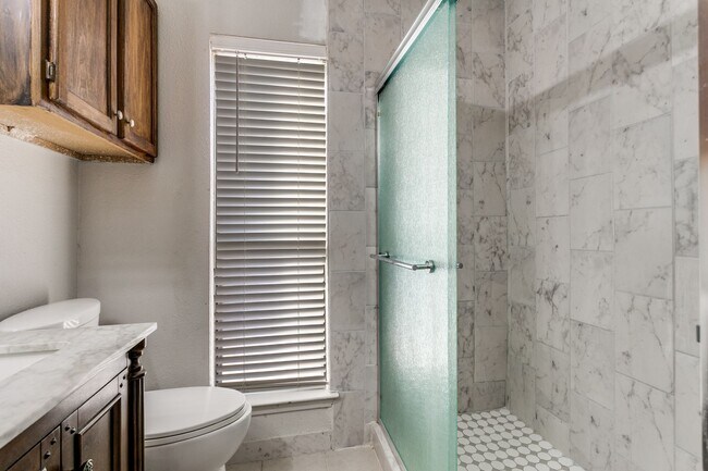 Building Photo - 3009 Hilltop Dr