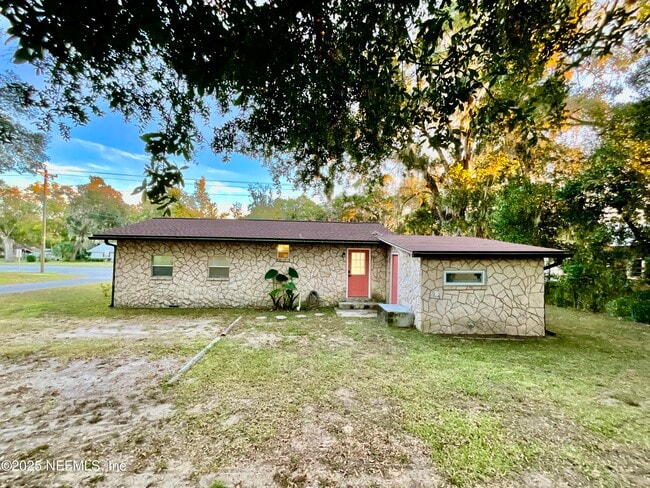 Building Photo - 18713 Charlotte Ave