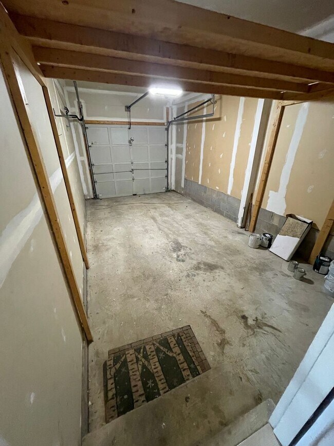 Building Photo - Beautiful 3 Bed 2.5 Bath Interior Townhome In Ashburn Village