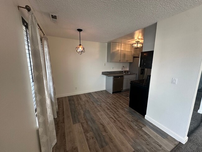 Building Photo - Modern Reno apartment 2 bedroom 1 bath! Co...