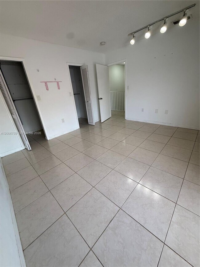 Building Photo - 9940 SW 146th Ct