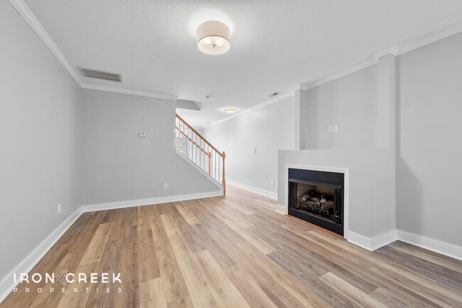 Building Photo - Cozy Three-Bedroom Townhome in South Ashev...