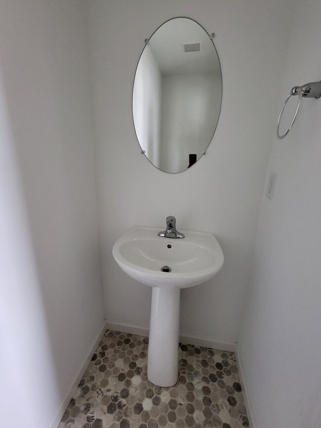 Building Photo - Spacious Modern 3 Bedroom Townhome in Annv...