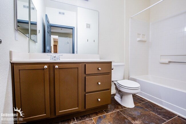 Building Photo - Stylish Upstairs 2Bdm 2Ba Condo in a Desir...