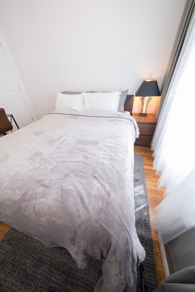 Building Photo - 305 E 104th St